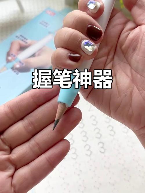 小学生给铅笔缠不同粗糙度胶带做握笔舒适度测试
