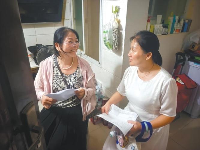 老小区五楼出租屋门口教师家访