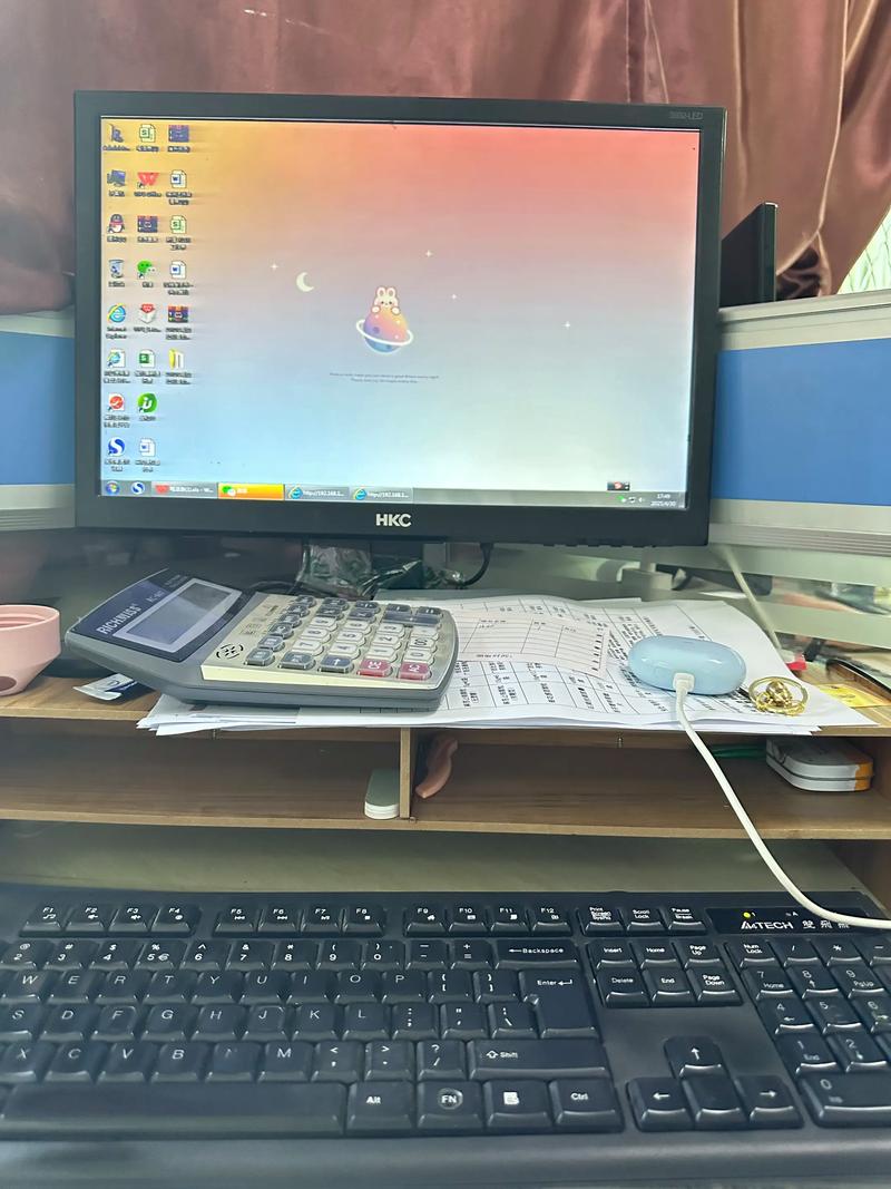 下班后兼职办公桌电脑
