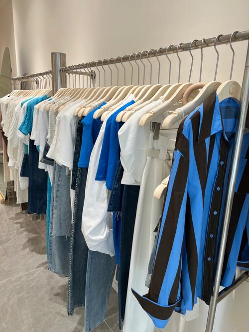 服装代工厂白牌升级品牌直播间陈列图