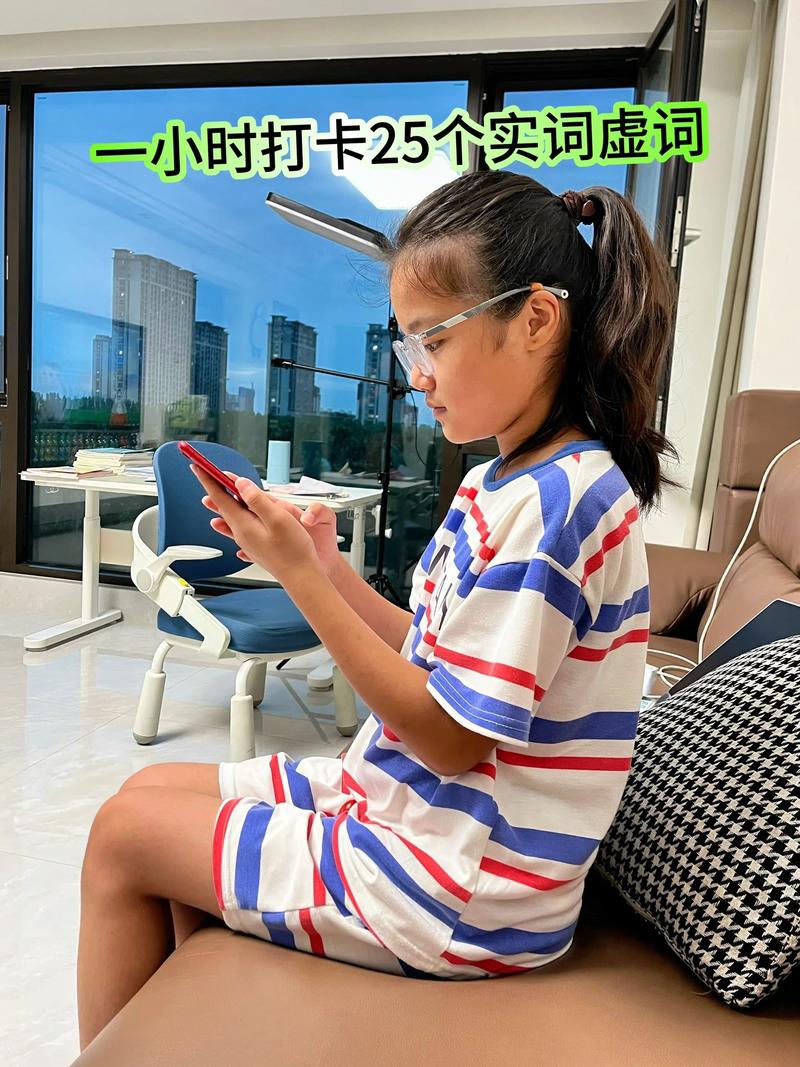 孩子背诵文言文实词日常场景
