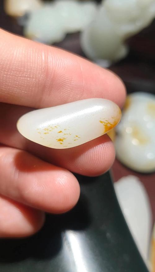 和田白玉籽料原石皮壳毛孔特写
