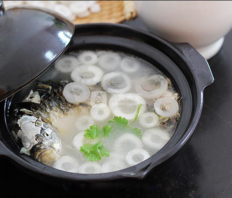 哺乳期妈妈对着满桌油腻催乳汤皱眉头的真实居家场景