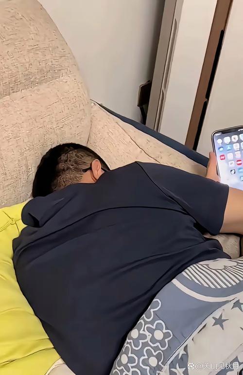 打工人下班瘫在沙发上刷手机的真实居家场景