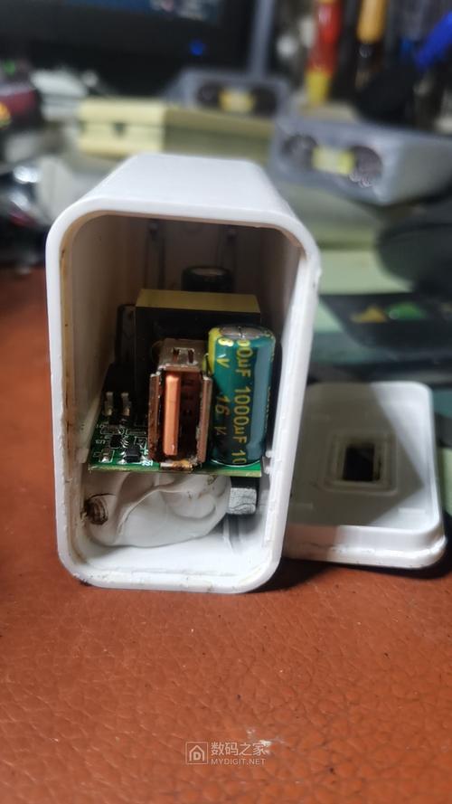 劣质充电器拆解内部劣质元件对比图