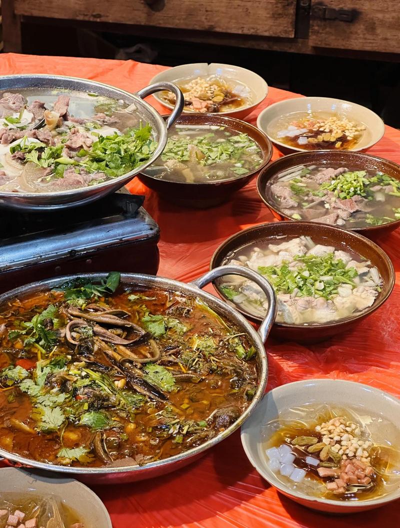 乐山老巷凌晨出摊的跷脚牛肉汤锅