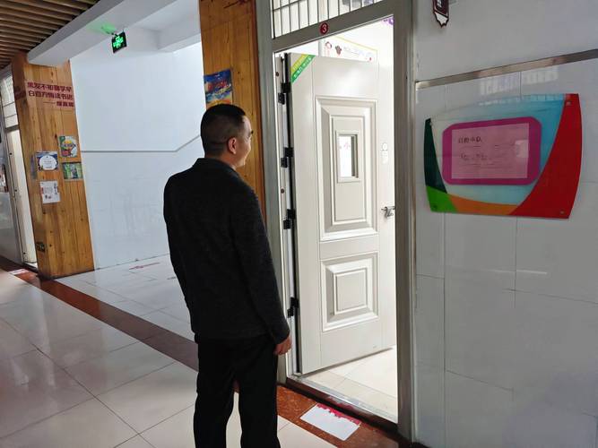 小学课间走廊值班老师巡查场景实拍
