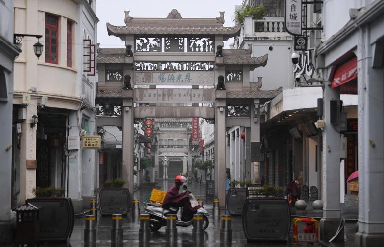 五、极端场景实测:台风天牌坊街穿搭挑战