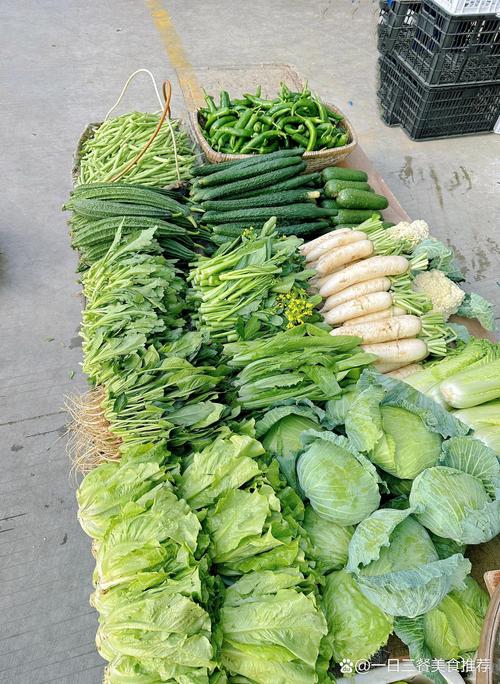 秋日街头新鲜当季蔬菜摊位