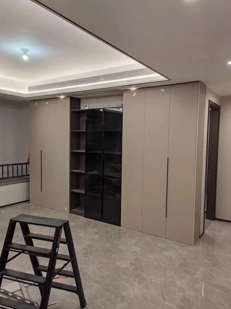 鲁丽家居门店展示衣柜深度模块与花色选择实拍