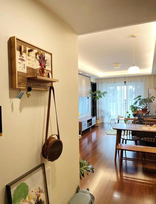 小户型出租屋玄关墙面收纳实景图