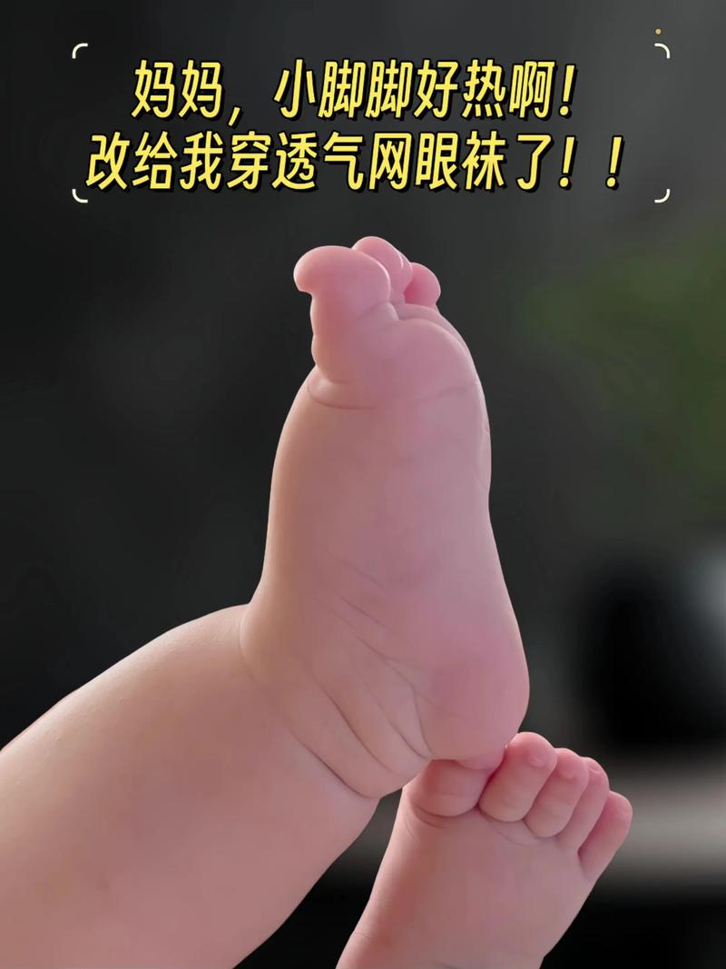 奶奶用手捂热宝宝小脚的细节特写