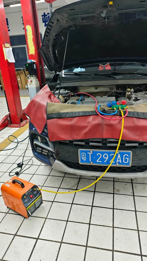 南京汽修厂汽车空调漏点检测作业图