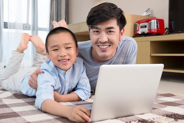 全职爸爸一边带娃一边用笔记本电脑学习课程