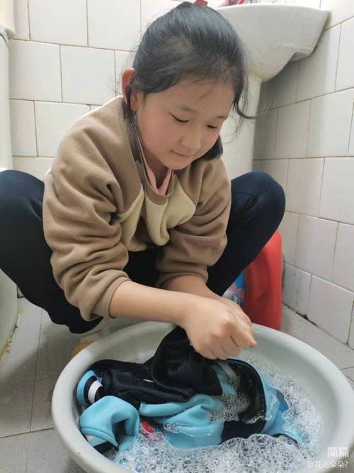 9岁孩子蹲在洗衣池边搓校服的实拍图