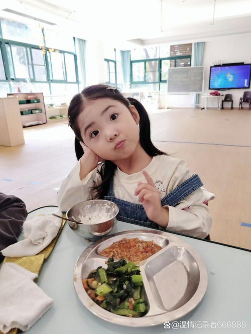 小朋友自己搭配彩色餐盘食物的实拍场景