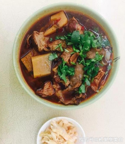 法院门口牛肉面馆孕妇咨询胎儿继承权场景