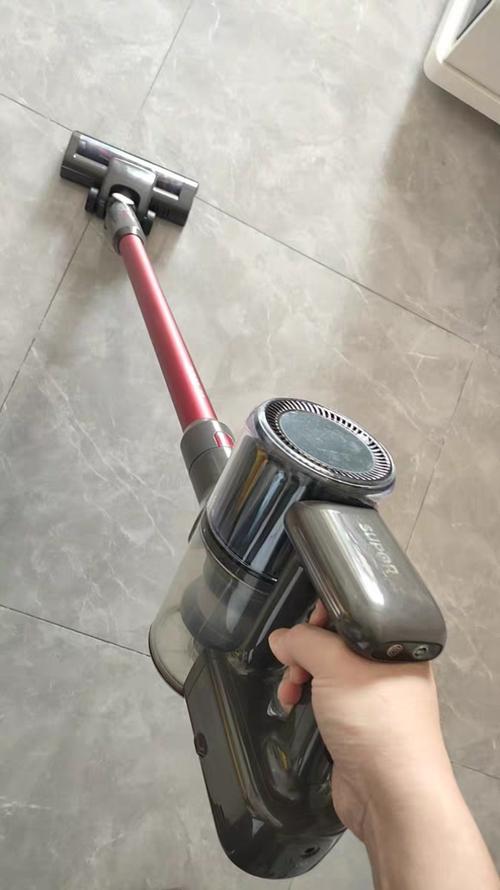 无线手持吸尘器 家用清洁工具实景使用图