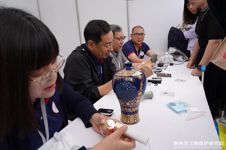 文保所工作人员现场为市民鉴定祖传老瓷瓶场景