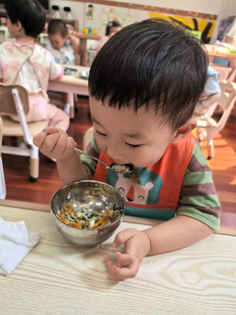 幼儿自主进食抓饭满脸笑容