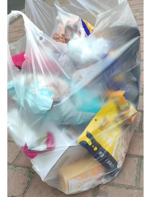 桌面堆满凑单买来无用商品实拍