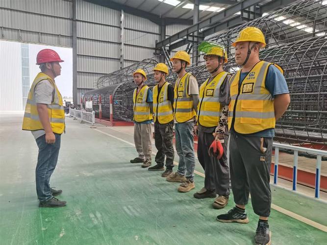 工业厂房安全行为观察员正向强化工人