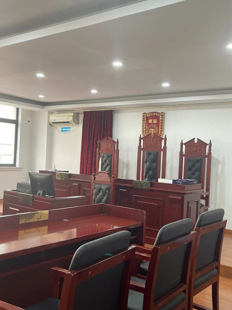 劳动争议律师和当事人在会议室核对证据材料