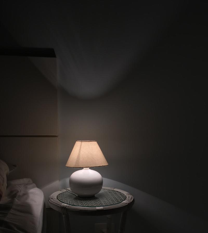 卧室入睡昏暗小夜灯摆放场景图