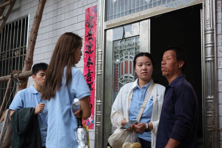 大学生村官与村民交流的乡村场景