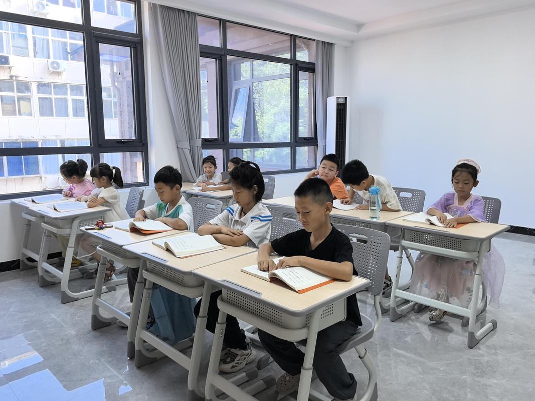 课外培训班教室里的孩子们
