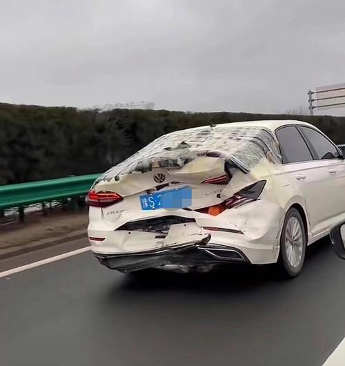 道路交通事故中私家车被撞损伤现场图