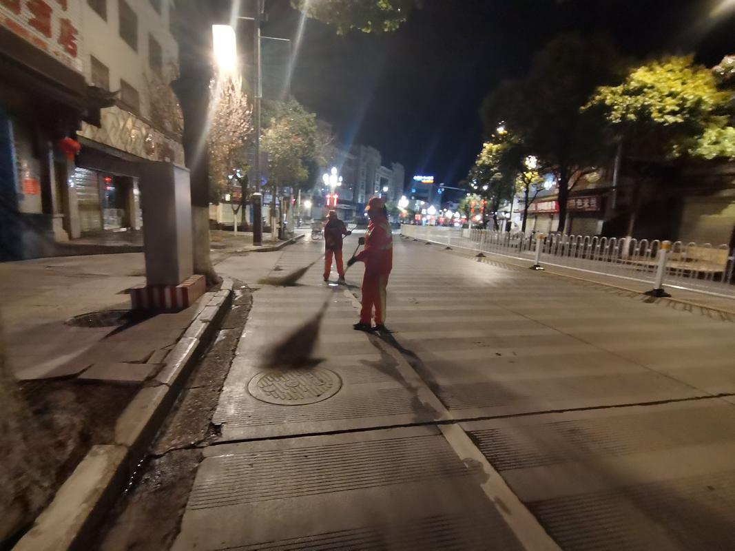 长沙解放西路凌晨清洁工人扫酒瓶