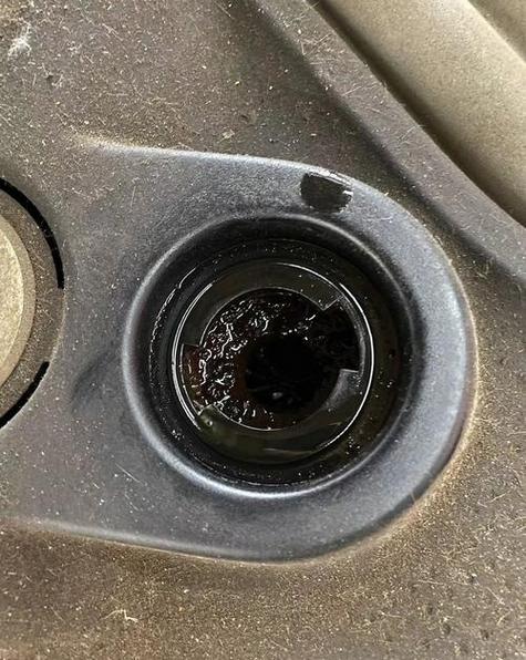 汽车机油加注口盖背面油泥堆积实拍