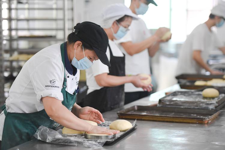 老字号糕点师傅现场带教做酥皮场景