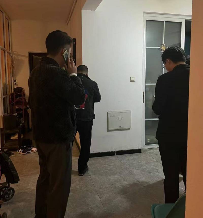南京老小区房东和租客核对租房条款的日常场景