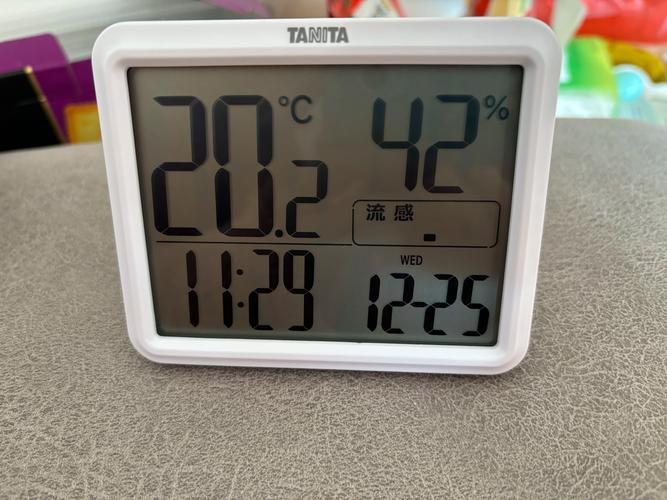 秋季放在卧室桌面的家用温湿度计