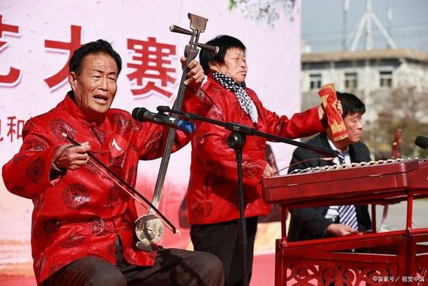 开封相国寺老艺人街头唱河南坠子