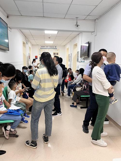 急诊走廊宝妈带娃排队松弛感育儿场景