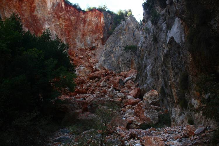 南五台后山废弃采石场