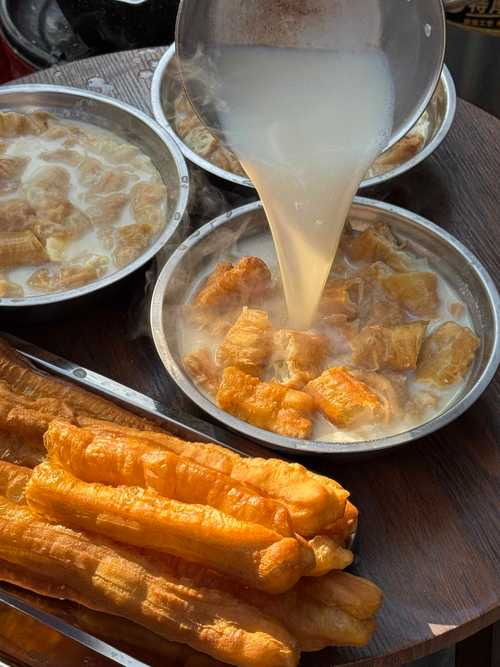 三、街头偶遇的豆浆油条:凌晨四点的温暖
