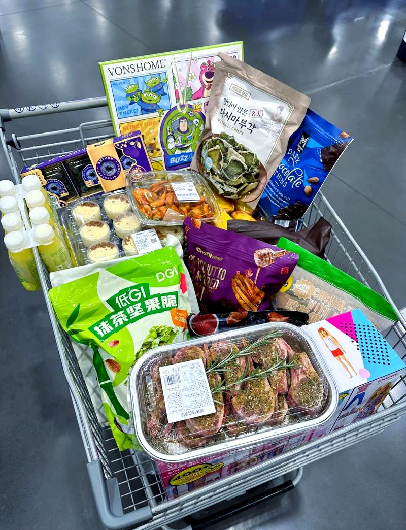 超市购物车里的促销商品和空包装袋