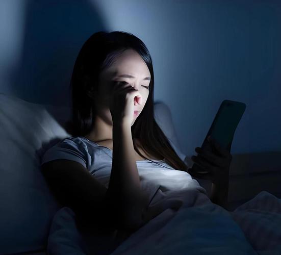 熬夜追剧疲惫的年轻人