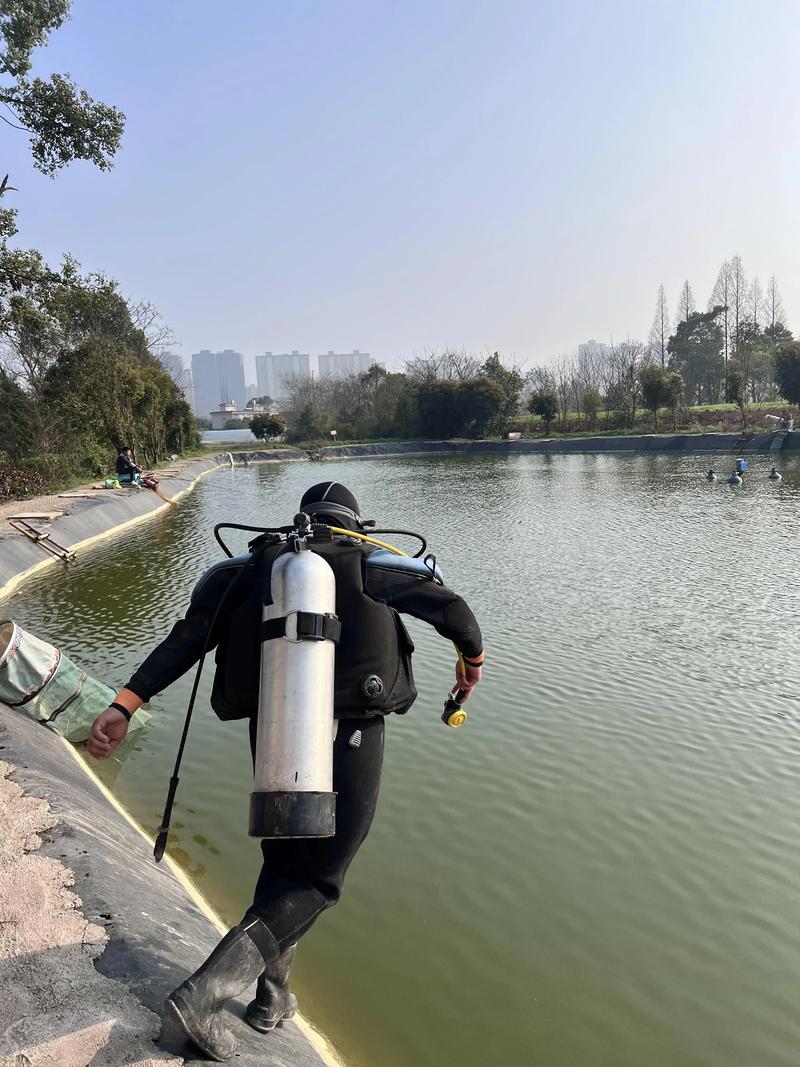 求婚无人机戒指掉落水中淤泥捞出场景