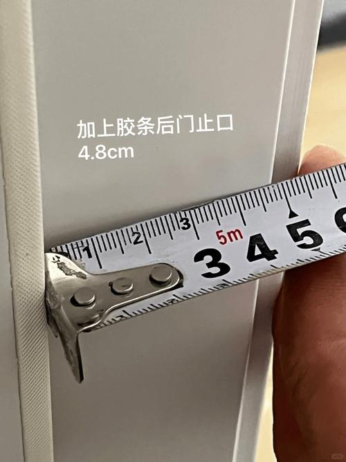 实木门安装验收靠尺测量实拍图