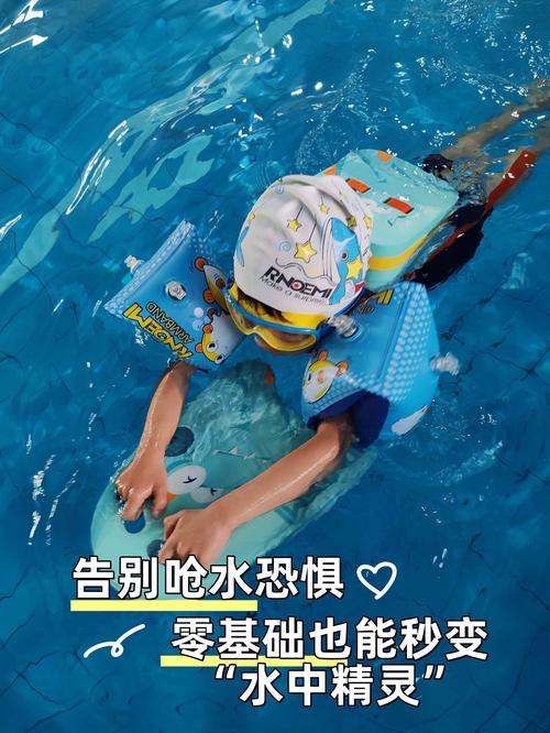 亲子泳池边观察浮力生活化场景