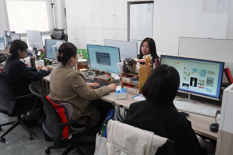 社交媒体运营早就变天了:你还在蹲热搜改脚本,人家已经把账号做成了用户的“线上邻居”-团建营