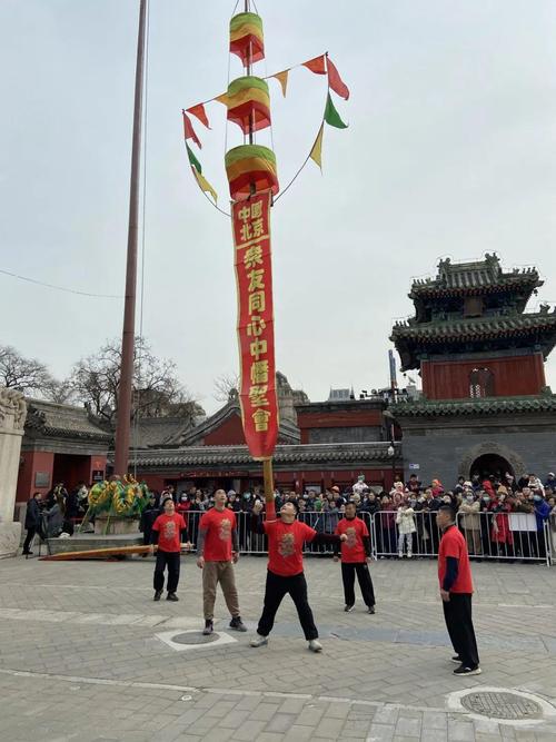 老艺人表演耍中幡牙齿顶竿牙箭绝技