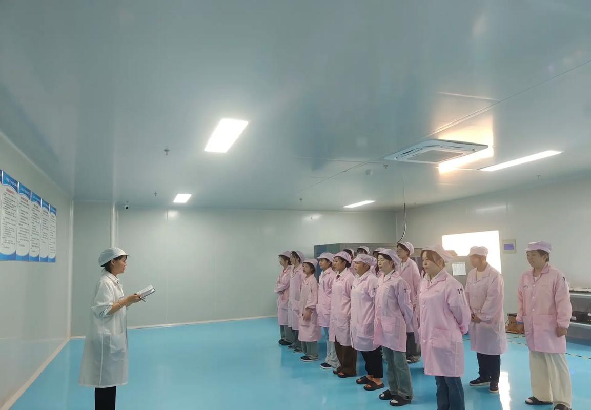 工业车间主管在晨会上培养团队领导力