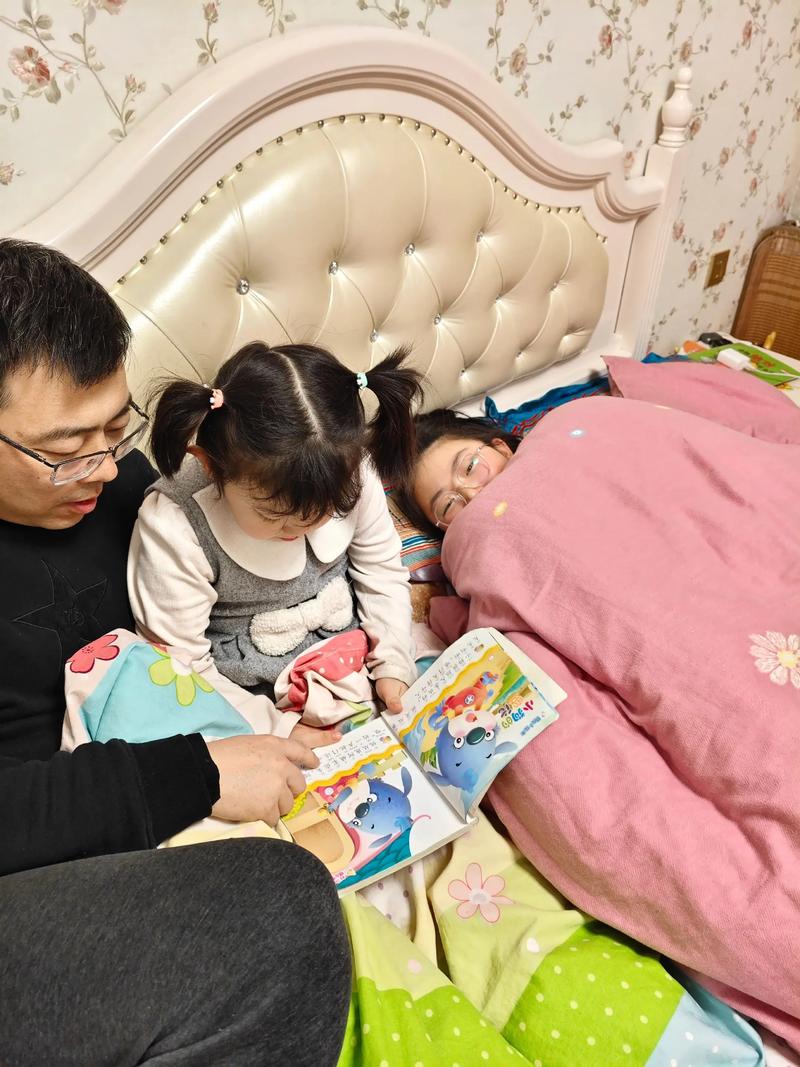 孩子抱着对讲机听爸爸讲故事入睡
