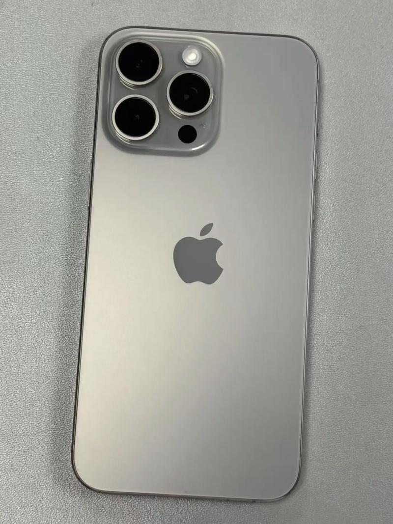iPhone 15 Pro Max 钛金属边框沾指纹对比
